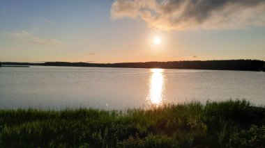 Wdzydzkie Gölü, Kashubia 'da sabahın erken saatlerinde. Doğanın güzelliği.