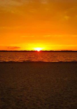 Baltık Denizi üzerinde güzel bir gün doğumu. Polonya Gdansk Körfezi. Doğanın güzelliği konsepti.
