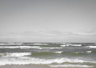 Baltık Denizi 'nin nefes kesici manzarası. Fırtına yaklaşıyor. Gökyüzünde boşluk kopyala.
