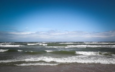 Baltık Denizi 'nin nefes kesici manzarası. Fırtına yaklaşıyor. Gökyüzünde boşluk kopyala.