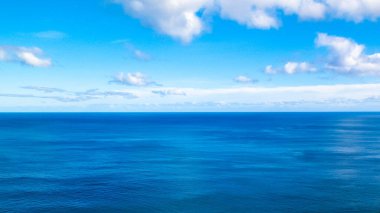 Atlantik Okyanusu 'nun çarpıcı manzarası. Gökyüzünde boşluk kopyala.