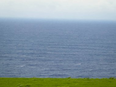 Atlantik Okyanusu 'nun nefes kesici manzarası. Fırtına yaklaşıyor..