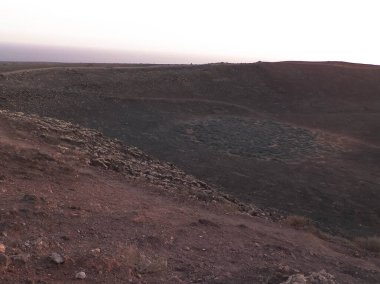 Lanzarote Adası Kanarya Adaları 'ndaki Montana Roja volkan krateri üzerinde gün batımı.