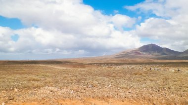 Lanzarote Adası 'ndaki çölün üzerinde. Mars manzara gibi..