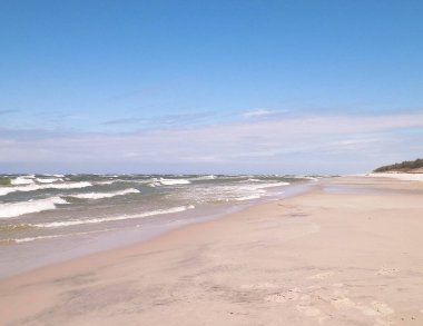 Stilo 'da büyük bir plaj. Baltık Denizi kıyısı. Stilo, Polonya 'nın en büyük plajlarından biri..