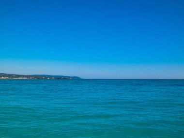 Sahil ve şeffaf, Tiren Denizi 'nin turkuaz suyu. Seyahat ve doğa kavramı. Güneşli bir yaz günü. Boşluğu kopyala.