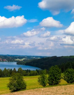Ostrzyckie Gölü ve Wiezyca Bölgesi, Pomerania, Kashubia, Polonya 'nın güzel manzarası.