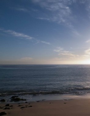 Playa Blanca plajından okyanus manzarası, Lanzarote Adası, Kanarya takımadaları. Doğanın güzelliği.