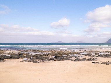 Lanzarote Adası 'ndaki Sandy Beach Caleta de Famara. Kanaryalar. Sörfçüler arasında ikonik bir yer.