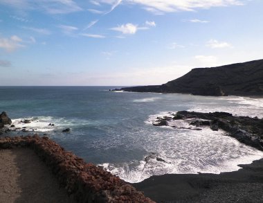 El Golfo plajındaki uçurumlar. Lanzarote Adası. Popüler turistik cazibe.
