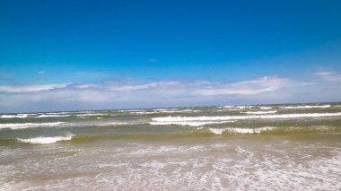 Baltık Denizi. Boşluğu mavi gökyüzünde kopyala.