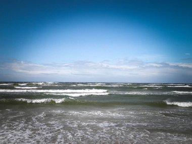 Baltık Denizi 'nin nefes kesici manzarası. Fırtına yaklaşıyor. Gökyüzünde boşluk kopyala.