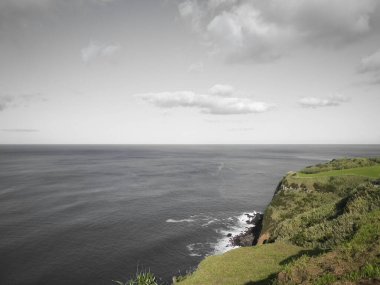 Sao Miguel Azores 'ten Atlantik Okyanusu' na göz kamaştırıcı bir manzara. Gökyüzünde boşluk kopyala.