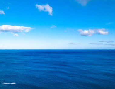 Atlantik Okyanusu 'nun çarpıcı manzarası. Gökyüzünde boşluk kopyala.