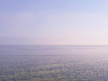 Baltık Denizi 'nin Pucka Körfezi' nin çarpıcı manzarası. Gökyüzünde boşluk kopyala.