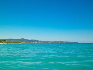 Vada, İtalya 'nın deniz ve kıyıları. Şeffaf, turkuaz su ve beyaz kum. Seyahat ve doğa kavramı.