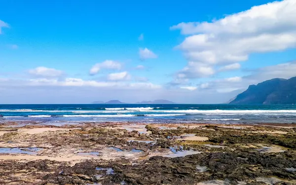 Lanzarote adasındaki Caleta de Famara plajı. Kanaryalar. Sörfçüler arasında ikonik bir yer.