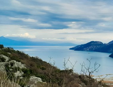 Karadağ 'daki Lovcen dağları ve Skadar Gölü. Doğanın güzelliği. Sonbahar mevsimi.