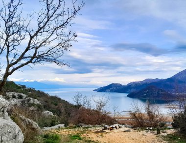 Karadağ 'daki Lovcen dağları ve Skadar Gölü. Doğanın güzelliği. Sonbahar mevsimi.