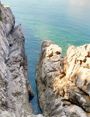 Zvala 'daki kayalıklardan deniz manzarası. Karadağ 'da turistik doğal bölge.