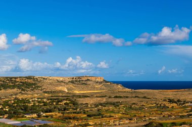 Marfa Yarımadası manzarası. Malta 'nın kuzeyi.