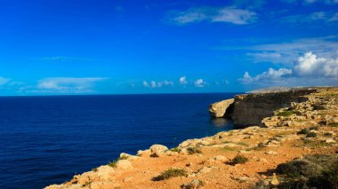 Marfa Yarımadası manzarası. Malta 'nın kuzeyi.