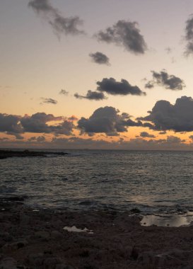 Şok edici bir gün batımı ya da Akdeniz semalarında gün doğumu. Malta Marfa Yarımadasının güzel doğası.
