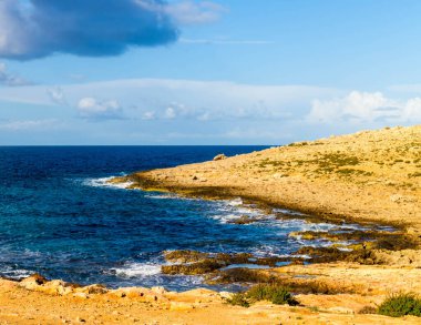 Çöl, Malta 'nın kıyı bölgesi. Marfa Yarımadası. Akdeniz.