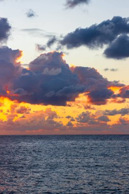 Akdeniz üzerinde güzel gün doğumu veya gün batımı gökyüzü.