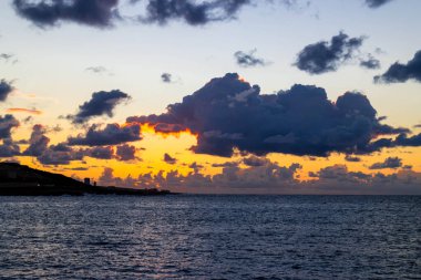 Akdeniz üzerinde güzel gün doğumu veya gün batımı gökyüzü.
