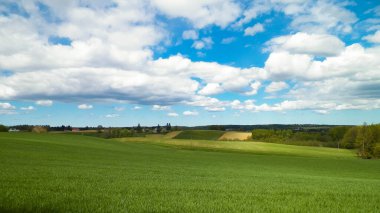 Kashubian Bölgesi, Wiezyca 'daki yeşil tarlalar ve tepeler. Wiezyca Polonya 'nın turistik bölgesidir.