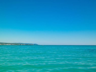 Tiren Denizi 'nin turkuaz suyu. Seyahat ve doğa kavramı. Güneşli bir yaz günü. Boşluğu kopyala.