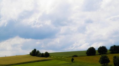Wiezyca Bölgesi, Pomerania, Kashubia, Polonya 'nın güzel tepeleri ve çayır manzarası.