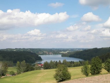 Ostrzyckie Gölü ve Wiezyca Bölgesi, Pomerania, Kashubia, Polonya 'nın güzel manzarası.
