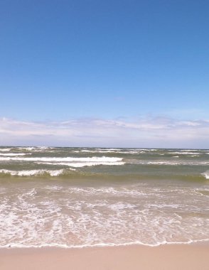 Baltık Denizi 'nin nefes kesici manzarası. Gökyüzünde boşluk kopyala.