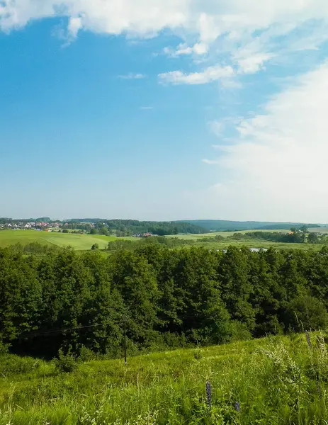 Tepeler, tarlalar ve çayırlar. Wiezyca 'nın güzel manzarası, Kashubia Bölgesi, Kuzey Polonya. Boşluğu mavi gökyüzünde kopyala.