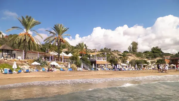 Kıbrıs 'taki mercan plajı. Popüler turistik bir yer.