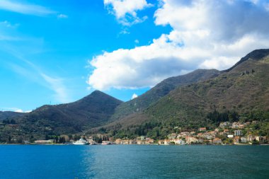 Kotorska Körfezi kıyısında küçük bir köy. Karadağ.