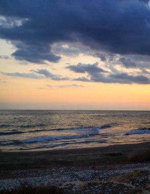 Akdeniz üzerinde gün batımının göz kamaştırıcı manzarası. Doğanın güzelliği.