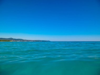 Vada, Toskana, İtalya 'da deniz kıyısında. Yaz gününde Akdeniz doğası, mavi gökyüzü arka planında Tyrhenian deniz suyu. Tatiller ve doğa konsepti. Boşluğu kopyala.