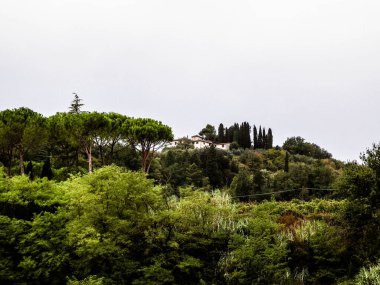 İtalya 'da sonbahar - Toskana tepeleri bulutlu bir günde. Bulutlu gökyüzünde uzayı kopyala.