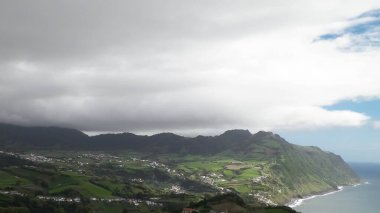 Atlantik Okyanusu kıyısında Sao Miguel Adası Azores Takımadası. Azores 'in güzel doğası.