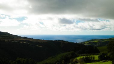 Tipik Azores manzarası. Arka planda doğal yeşil arazi tepeleri ve deniz. Doğanın güzelliği konsepti.