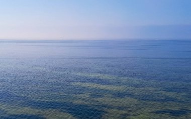 Baltık Denizi 'nin deniz manzarası göz kamaştırıcı. Uzayı ufuk üzerine kopyala.