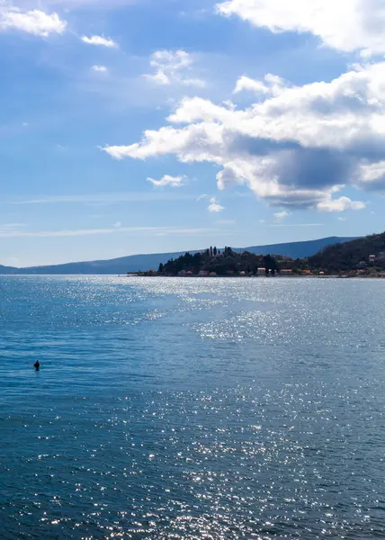 Karadağ 'ın Kotor Körfezi kıyı şeridi. Adriyatik Denizi 'nin Güzelliği.