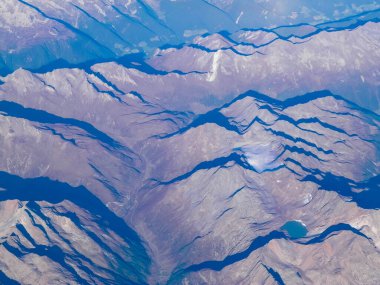 Alpler, uçağın penceresinden dağların manzarası. Toprak bükme ve doğa kavramı.