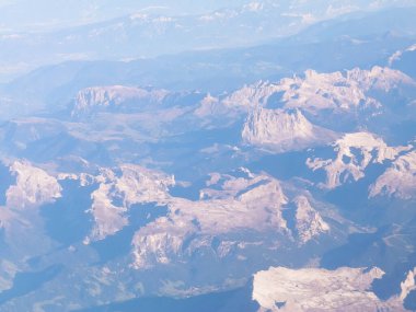 Alpler, uçağın penceresinden dağların manzarası. Toprak bükme ve doğa kavramı.