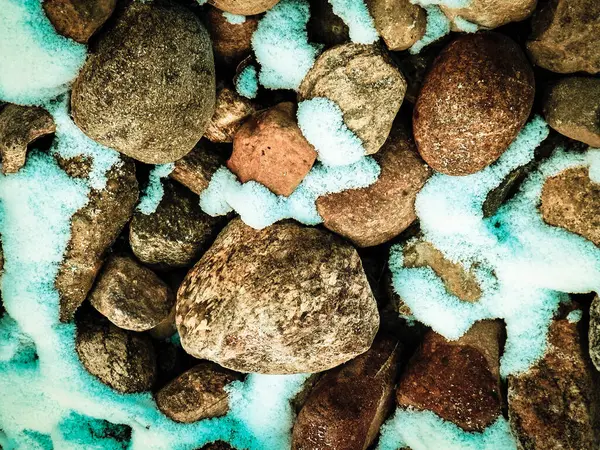 Doğanın arka planı olarak taşların üstünde kar. Kışın başlangıcı..