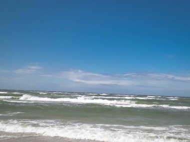 Baltık Denizi. Boşluğu mavi gökyüzünde kopyala.