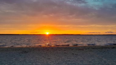 Baltık Denizi üzerinde güzel bir gün doğumu. Polonya Gdansk Körfezi. Doğanın güzelliği konsepti.